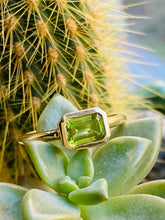 Load image into Gallery viewer, 14K Gold Peridot Ring