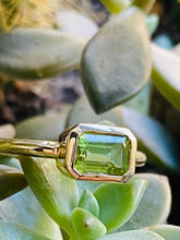 Load image into Gallery viewer, 14K Gold Peridot Ring