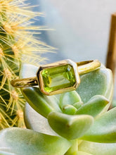 Load image into Gallery viewer, 14K Gold Peridot Ring