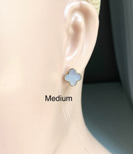 Load image into Gallery viewer, 10K Gold Clover Stud Earrings, Four Clover Earrings, Small Earring, Mother of Pearl Earrings, Birthday Gift for Daughter, Minimalist Jewelry