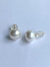 Load image into Gallery viewer, 18K Pearl Stud Earrings, 9mm, Classic Pearl Earrings, Bridesmaids Gift, Birthday Gift for Women, Mothers Day Gift,